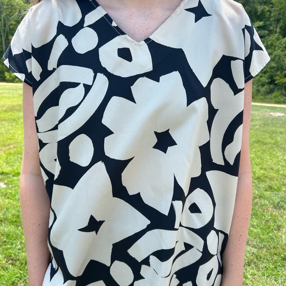 Vintage Donald Howard Black and Beige patterned short sleeved blouse
